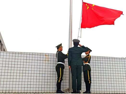 主题教育|红旗飘扬，我心激昂 ——科技与工程学院升旗仪式