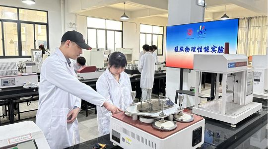 2024职业教育周暨劳动周系列活动之 “运动力学步态分析”“鞋服物理性能”实验