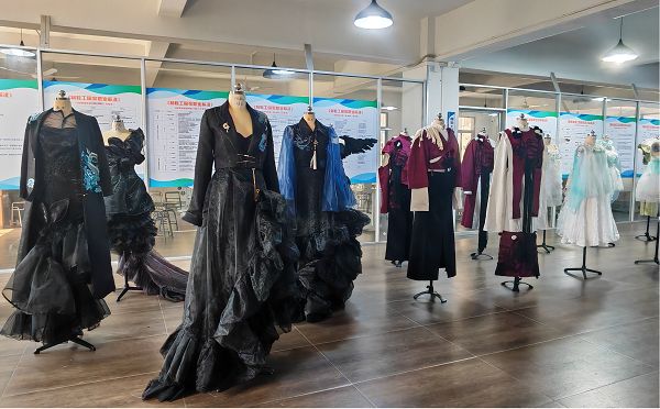 匠心裁霓裳 妙手塑绮梦 ——服装与服饰设计专业作品静态展