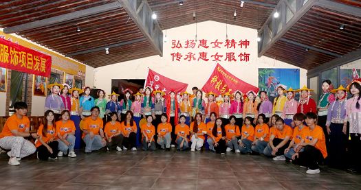 霓裳惠韵，匠心传技——科技与工程学院开展职教周服装特色实践活动