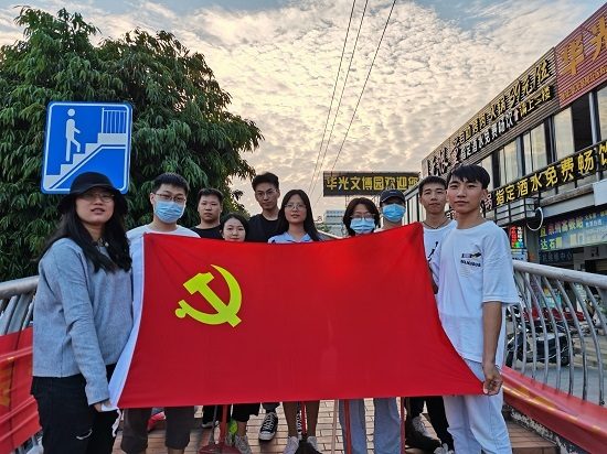 助推泉州市文明城市创建——华光天桥志愿清扫活动