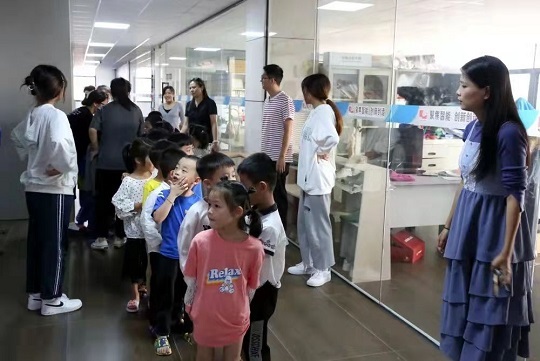 科普周系列活动--“人体工程学--脚型测量”为华光幼儿园的小朋友脚型测量体验