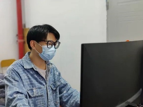 辅导员摇身一变成为“抗疫小主播”